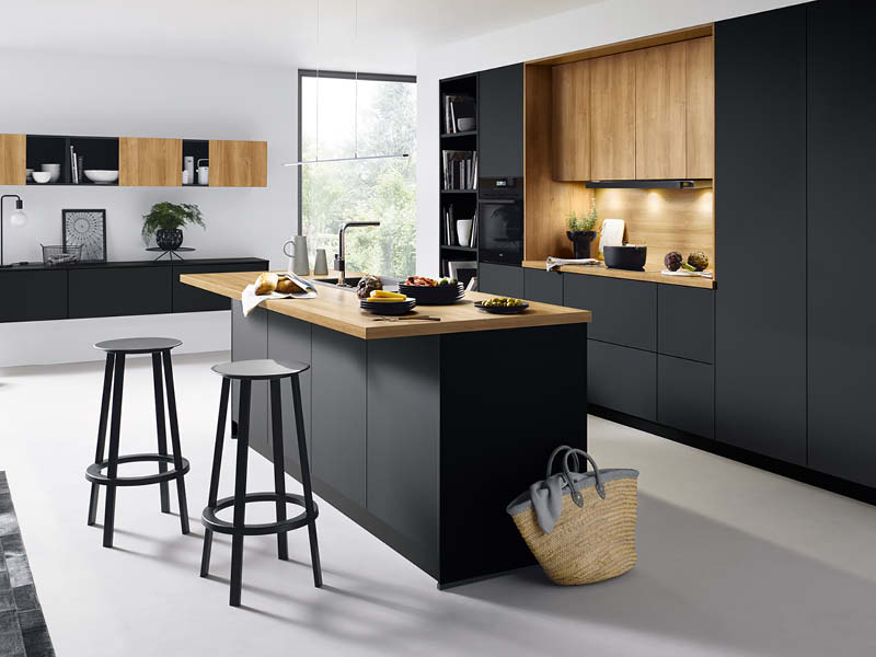 Nobilia Küche in Schwarz mit Holzarbeitsplatte und Kücheninseln, offene Regale und Sitzhocker, modernes Design mit viel Arbeitsfläche und Stauraum