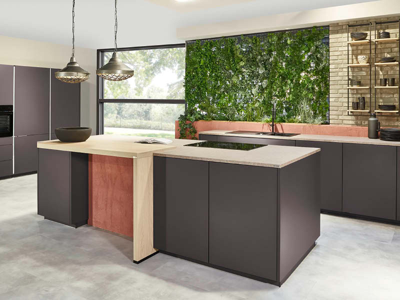 Nobilia Küche mit Kücheninseln in Dunkelgrau und Holz, offene Regalwand und grüne Pflanzenwand am Fenster, moderne Kombination aus Design und Natur