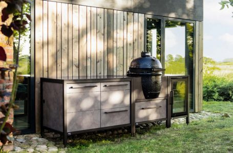 Modulare Burnout Outdoor-Küche in Grau mit Keramikfronten, Big Green Egg, Stauraum und Arbeitsfläche im Garten am modernen Haus.
