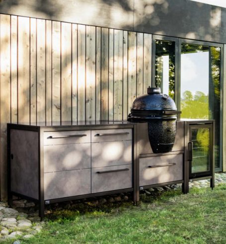 Modulare Burnout Outdoor-Küche in Grau mit Keramikfronten, Big Green Egg, Stauraum und Arbeitsfläche im Garten am modernen Haus.