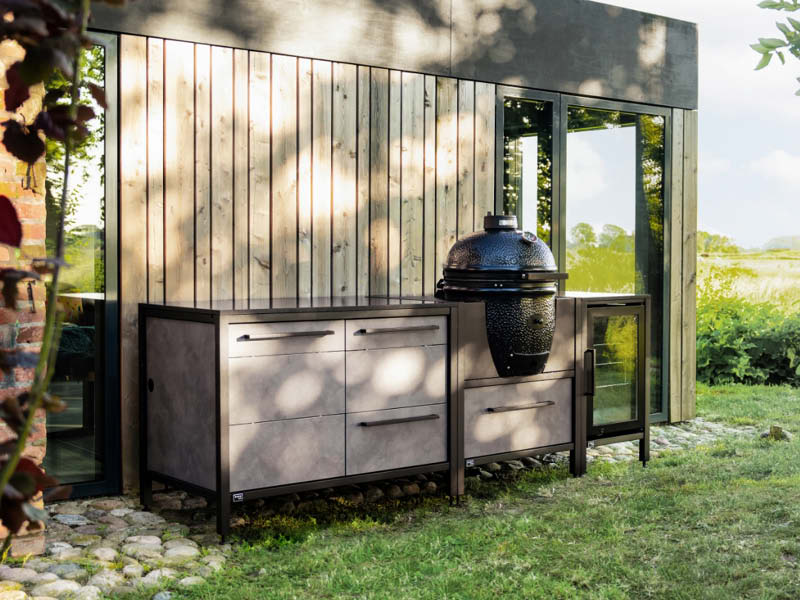Modulare Burnout Outdoor-Küche in Grau mit Keramikfronten, Big Green Egg, Stauraum und Arbeitsfläche im Garten am modernen Haus.