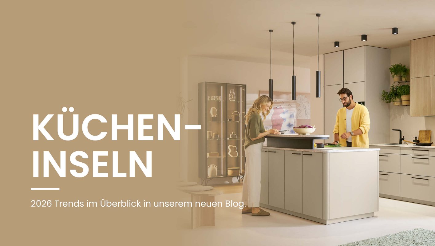 Moderne Wohnküche mit großer Kücheninsel und minimalistischer Einbauküche in hellen Naturtönen. Ein Mann und eine Frau bereiten gemeinsam Essen an der Kücheninsel zu. Text im Bild: „Kücheninseln – 2026 Trends im Überblick in unserem neuen Blog“. Inspiration und Planungsideen von SPECHT Küchen.