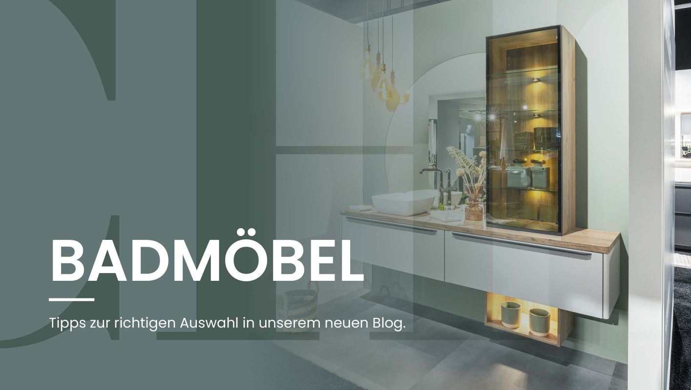 Banner mit Text „Badmöbel – Tipps zur richtigen Auswahl in unserem neuen Blog“ vor modernem Badmöbel Set mit Waschtisch und beleuchteter Vitrine (Specht Studio in Kamen)