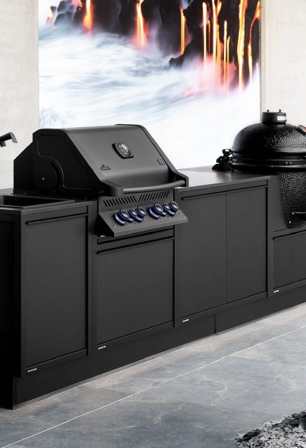 Schwarze Outdoor-Küche von BURN in moderner Umgebung