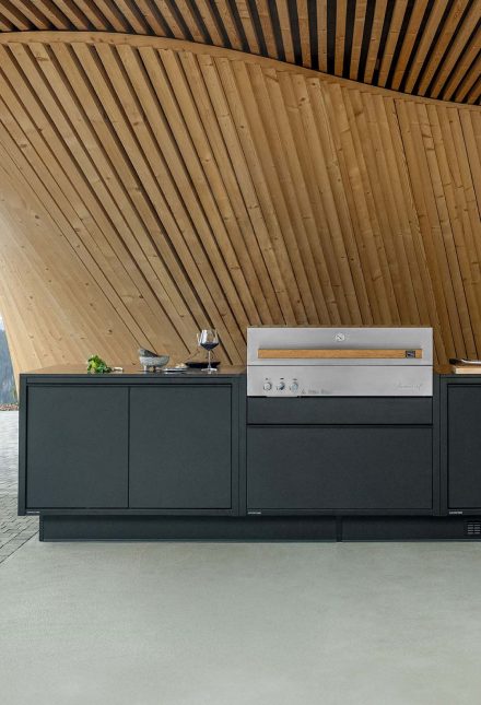 Outdoorküche BURN LUX von BURN steht im Aussenbereich in architektonischer Kulisse