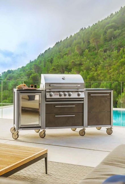 Outdoorküche BBQ von BURN steht auf Terrasse vor Berglandschaft und Pool