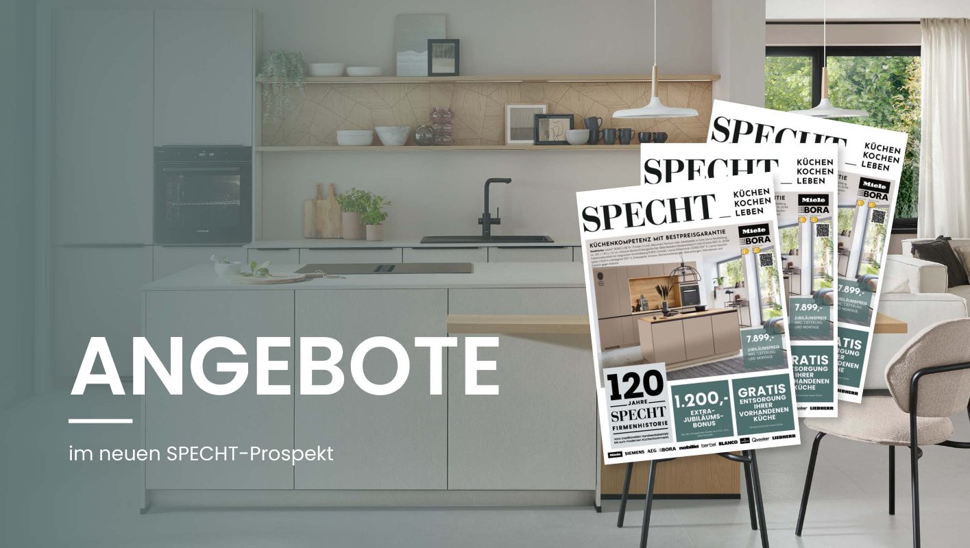 Moderne SPECHT-Küche mit mehreren Ausgaben des neuen Angebotsprospekts und dem Schriftzug „Angebote im neuen SPECHT-Prospekt“.