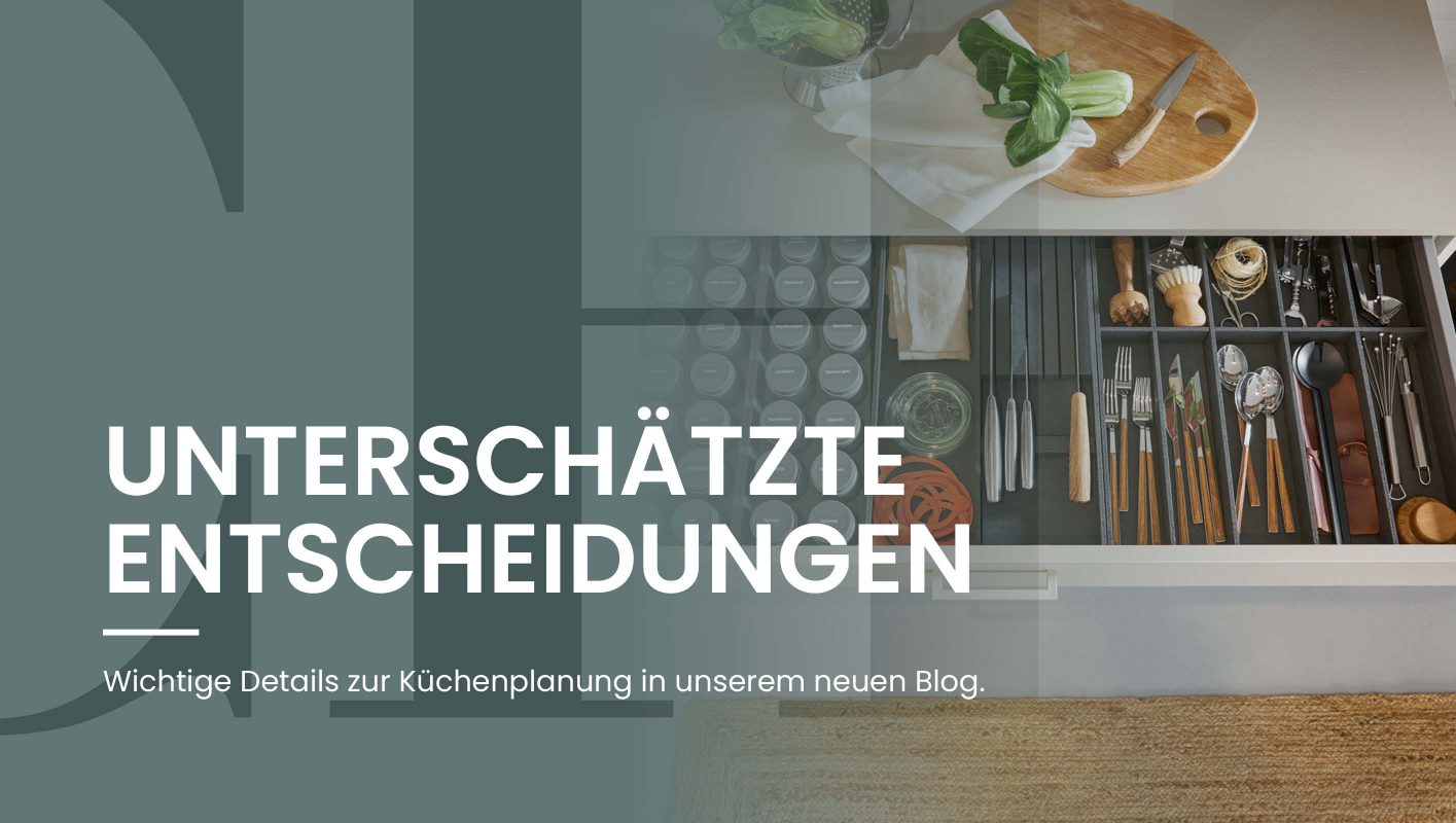 Organisierte Küchenschublade mit Besteck, Gewürzen und Küchenutensilien als Symbol für wichtige Details bei der Küchenplanung.