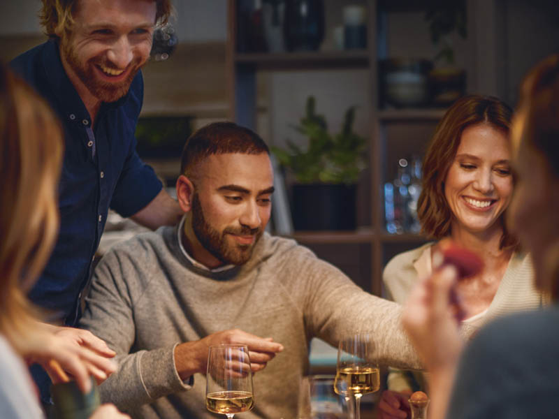 Stimmungsvolles Personenbild beim gemeinsamen Abendessen