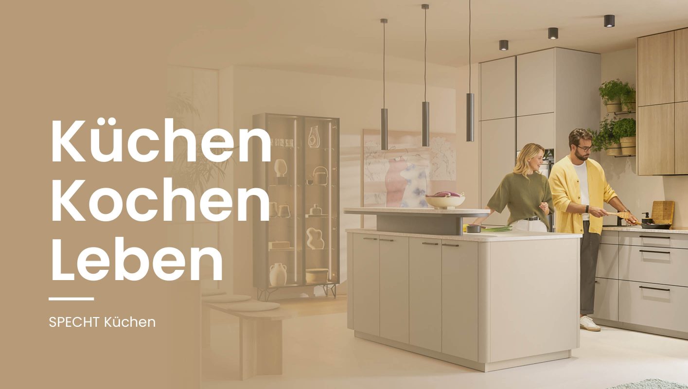 Modernes Küchenstudio von SPECHT Küchen mit heller Kücheninsel, eleganten Hochschränken und einem Paar beim gemeinsamen Kochen – Küchenplanung für modernes Wohnen und Leben.