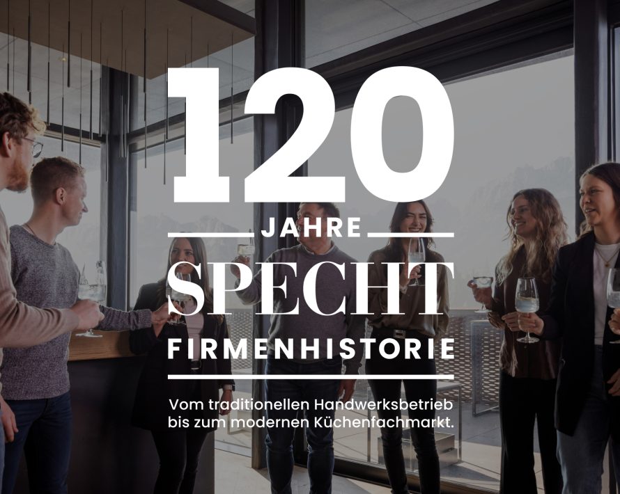 Gäste bei einer Jubiläumsveranstaltung in einer modernen Küchenausstellung anlässlich 120 Jahren Firmengeschichte.