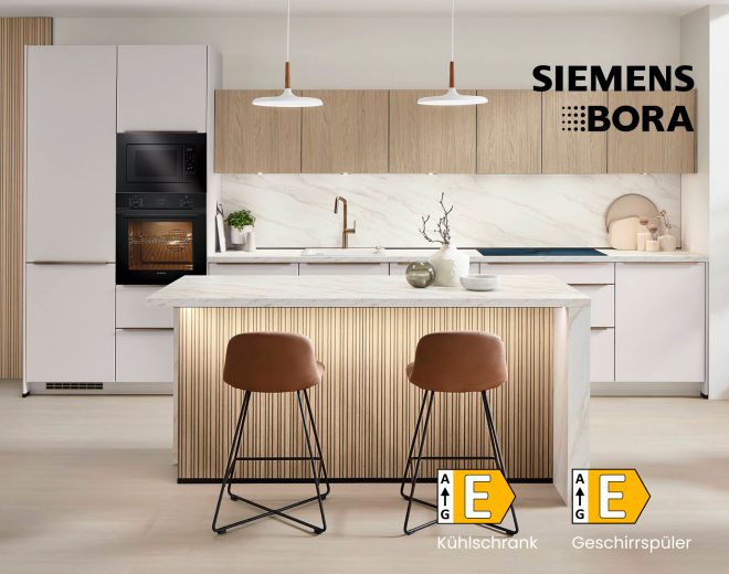 Helle moderne Küche mit Kücheninsel, Holzdetails und integrierten Einbaugeräten.
