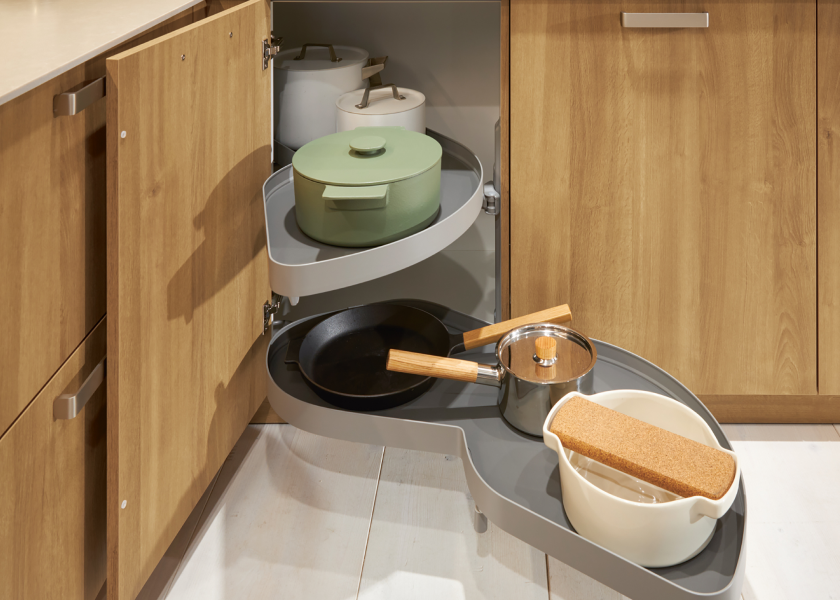 Geöffneter Eckschrank mit ausziehbaren Drehböden für Töpfe und Pfannen – clevere Stauraumlösung für die Küchenplanung bei SPECHT Küchen
