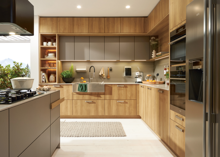 Moderne Küche mit Holzfronten, grauen Hängeschränken, Spüle und integrierten Elektrogeräten – funktionales Küchendesign von SPECHT Küchen.