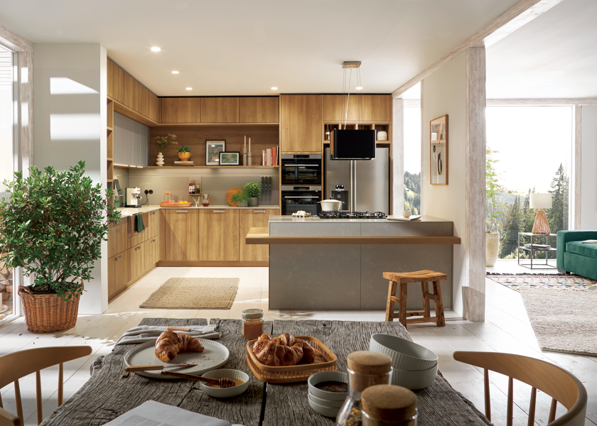 Offene moderne Küche mit warmen Holzfronten, Kücheninsel, Essbereich und viel Tageslicht – wohnliche Küchenplanung von SPECHT Küchen.