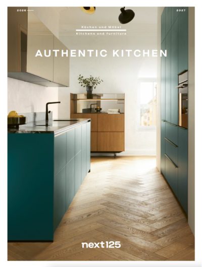 Cover des next125 Journals 2026/2027 „Authentic Kitchen“: petrolfarbene Küche mit dunkler Arbeitsplatte und Fischgrätparkett.